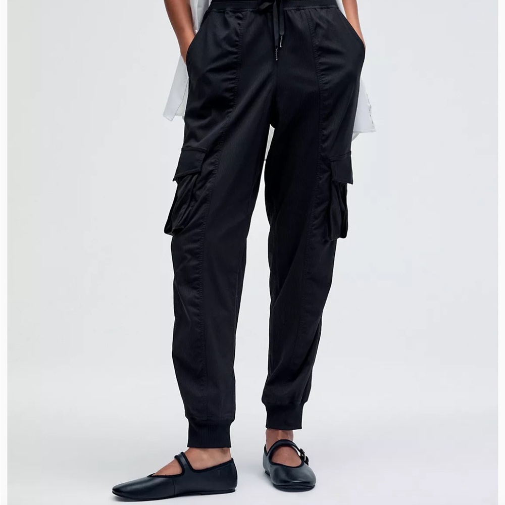 NWT Dance Studio Relaxed-Fit
MR Cargo Jogger size xs